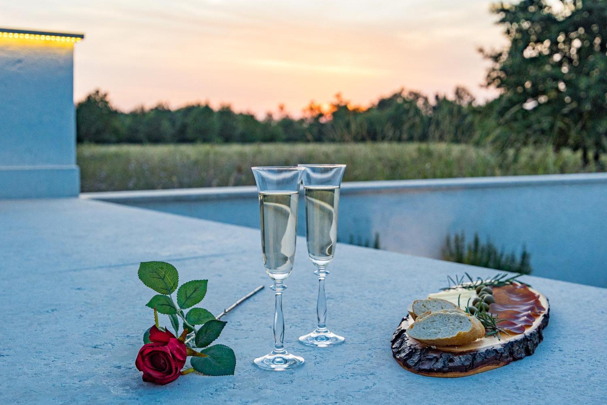 Special Offer! New Luxury Apartment With Pool, Fitness, Outdoor Bar&Grill Buje Exterior foto